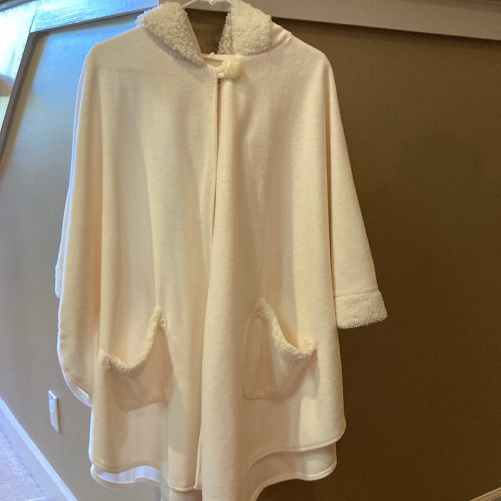 Pretty Women’s Le Moda Hooded wrap